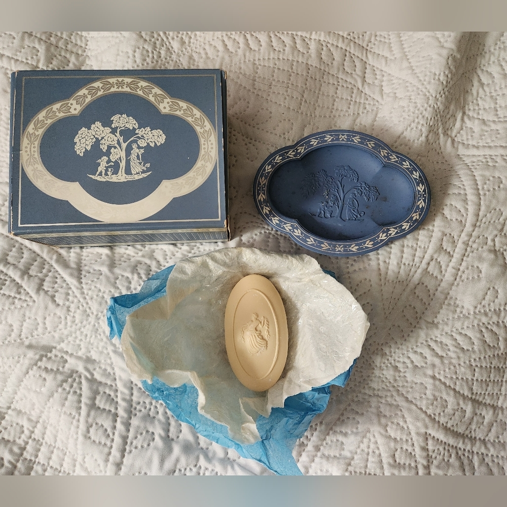 Vintage Avonshire Blue Soap Dish & Carved Soap - Picture 2 of 8
